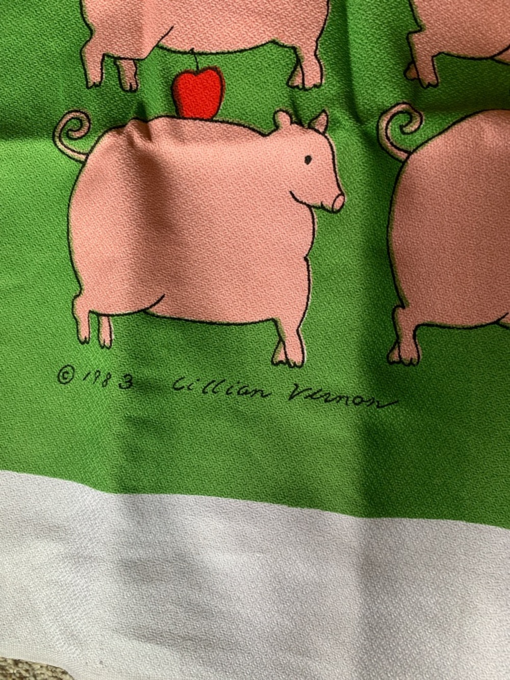 Lillian Vernon 1983 Pink Pig Pattern Tea Towel with Green Background new - Picture 2 of 2